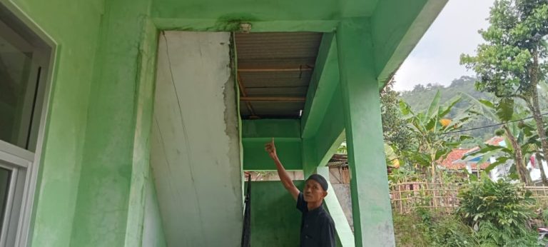 Belajar Terganggu, SDN Hambaro 03 yang Baru Dibangun Rembes