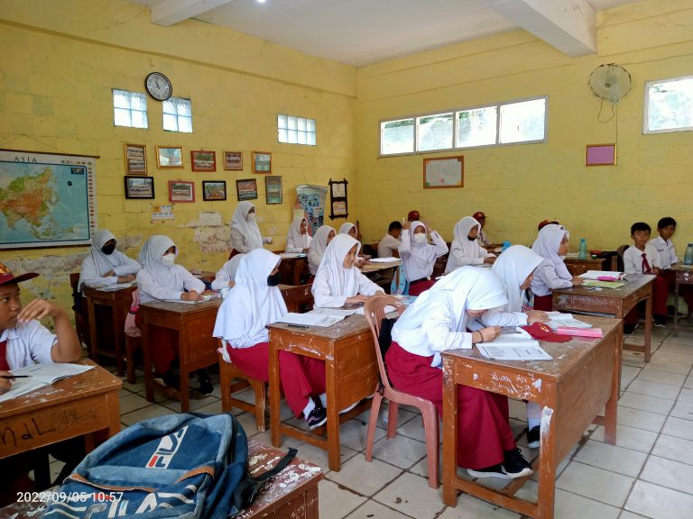 Minim Perhatian, SDN Cipicung 04 Sedekah Jumat untuk Beli Meja Kursi