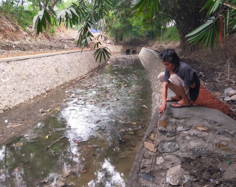 Drainase yang Dibangun CV Makmur Disebut Serobot Tanah Warga