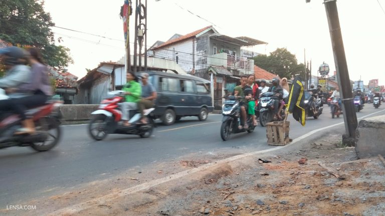 Jalan Cibungbulang Amblas Bahayakan Pengendara