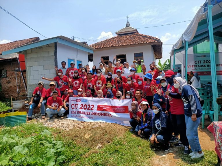 PT Levi’s Bersama KNPI Parungpanjang dan Yayasan Bina Bangsa Berdikari Bangun MCK di Kampung Ater