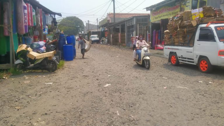 Tak Ada Perbaikan, Akses ke Pasar Leuwiliang Dibiarkan Rusak