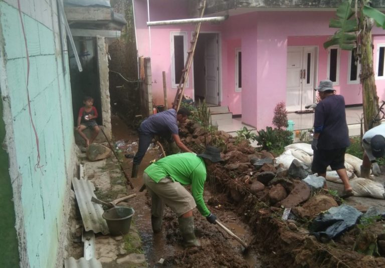 Cegah Genangan Air, Pemdes Hambaro Bangun Drainase