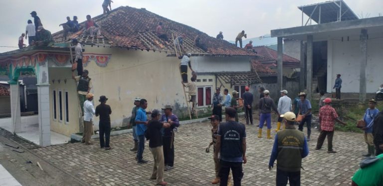 Berikan Kenyamanan Warga, Pemdes Sukaluyu Renovasi Aula dan Kantor Desa