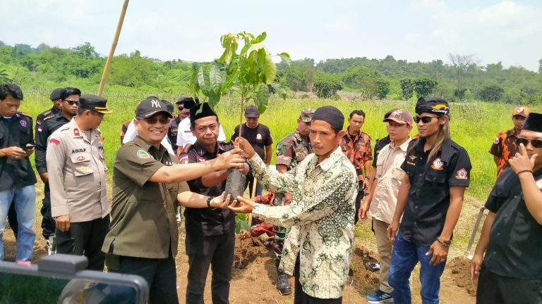Penghijauan dan Cegah Longsor, Area TPAS Galuga Ditanami Ribuan Pohon