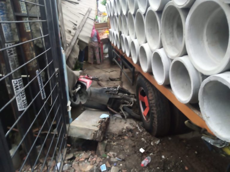 Klinik Ditubruk Truk Bermuatan Beton, Pasien yang Berobat Menggerutu