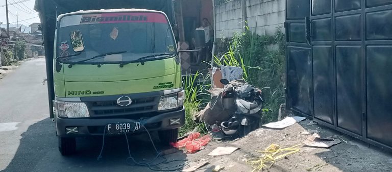 Tak Kuat Nanjak, Truk Ayam Tabrak Motor di Belakangnya