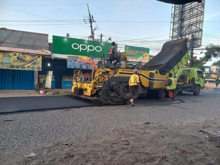 Didorong Kapolsek Gunung Putri, PT.Tirta Investama Hotmix Jalan Kabupaten 