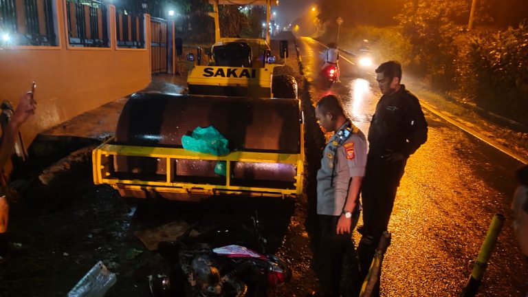 Pengendara Motor Tabrak Alat Berat Proyek Beton di Jalan Cigudeg