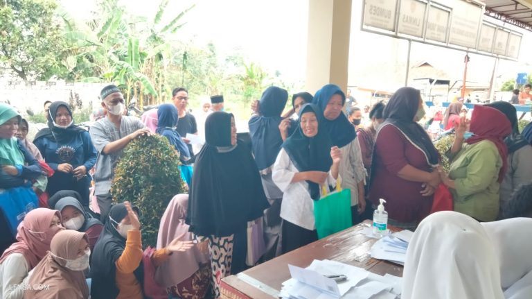 Bansos BBM di Desa Cimanggu Satu Disalurkan ke Warga