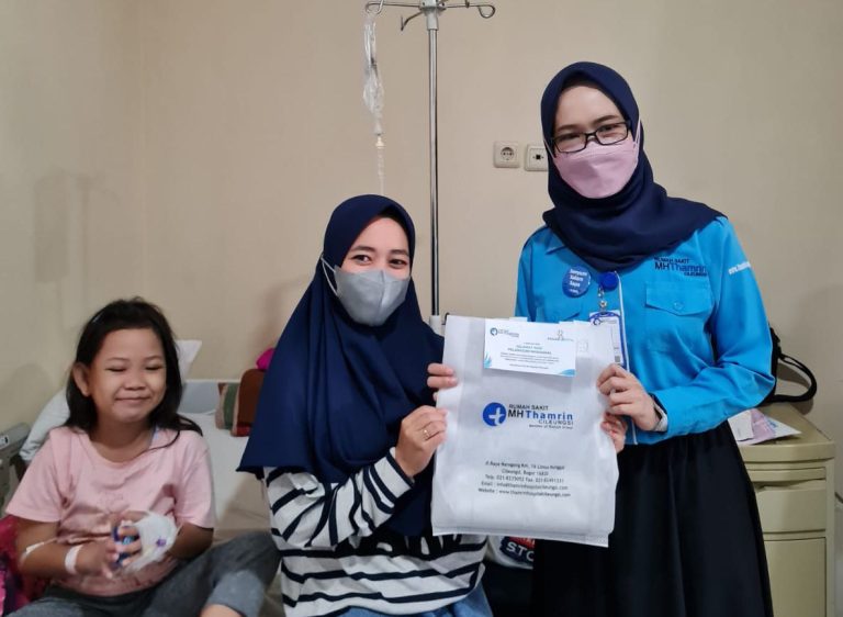 Hari Pelanggan, Radjak Hospital Cileungsi Bagikan Souvenir