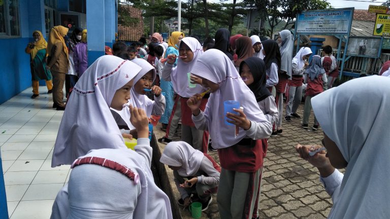 Ratusan Siswa SDN 03 Caringin Ikuti Sikat Gigi Bersama