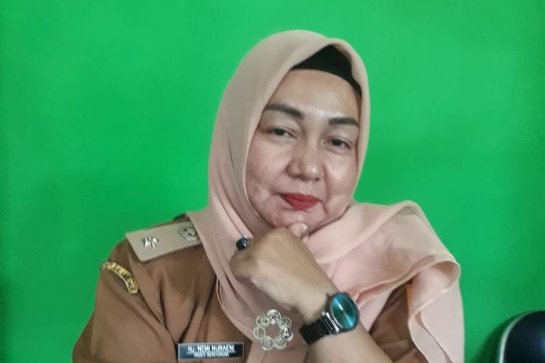 Hj Nemi Mengolahragakan Warganya dengan Bola Voli