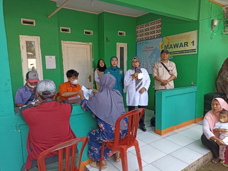 PT Pos Bagikan BLT BBM-PKH di Kantor Desa Singajaya