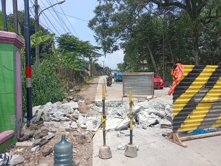 Jalan Cigudeg-Jasinga Dilakukan Peningkatan, Coran tak Bagus Dibongkar