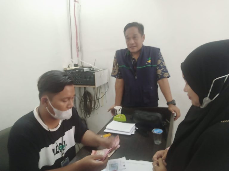 TKSK Dampingi 795 Warga Tlajung Udik Dapat BLT BBM