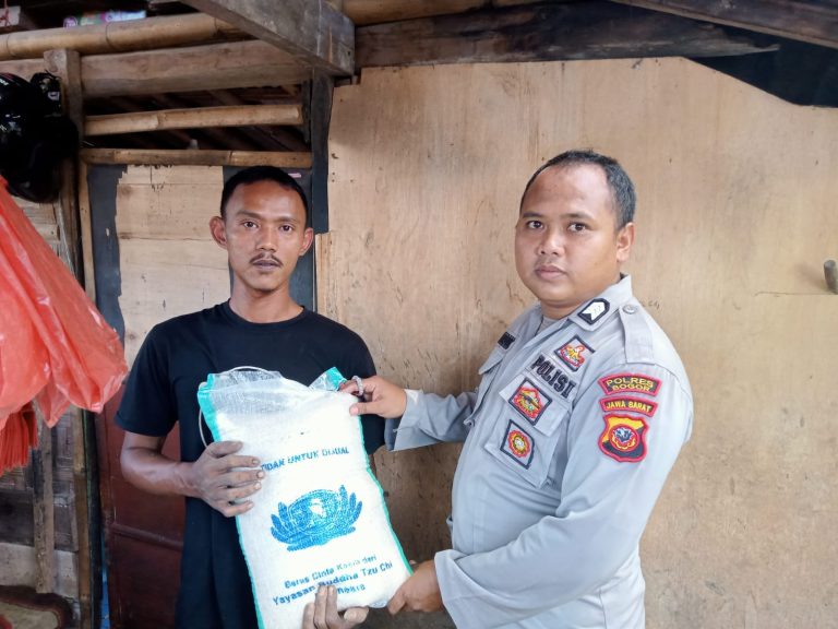 Peduli Warga Kurang Mampu, Polsek Leuwiliang Berikan Paket Sembako