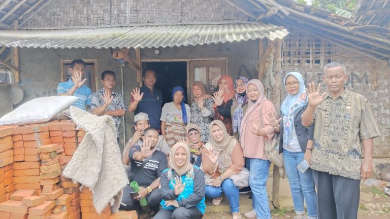 Bersama Dinsos, Pemerintah Kecamatan Cigudeg Kunjungi Lansia yang Hidup di Gubuk Reyot