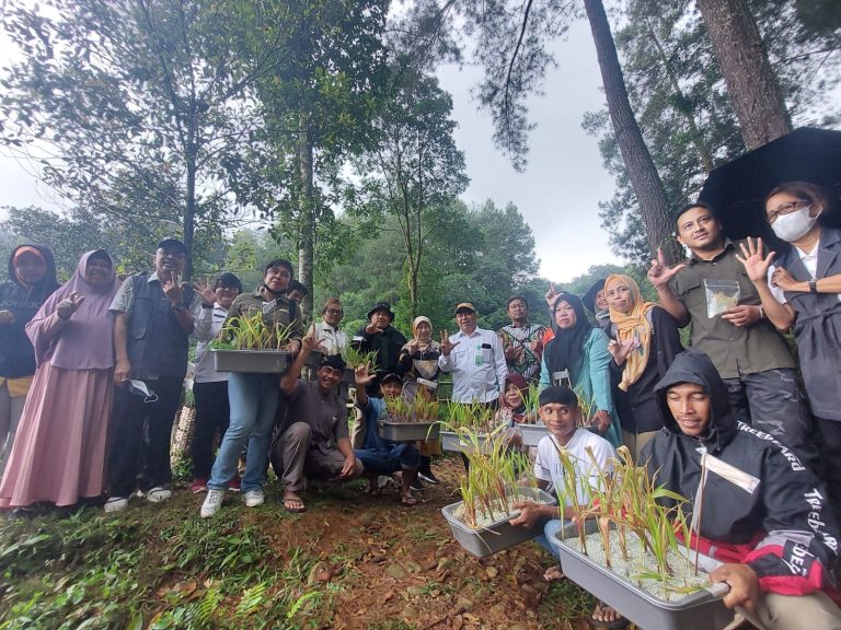 Dirjen PSKL Lihat Hasil Panen Pupuk Mikoriza Arbuskula di Malasari