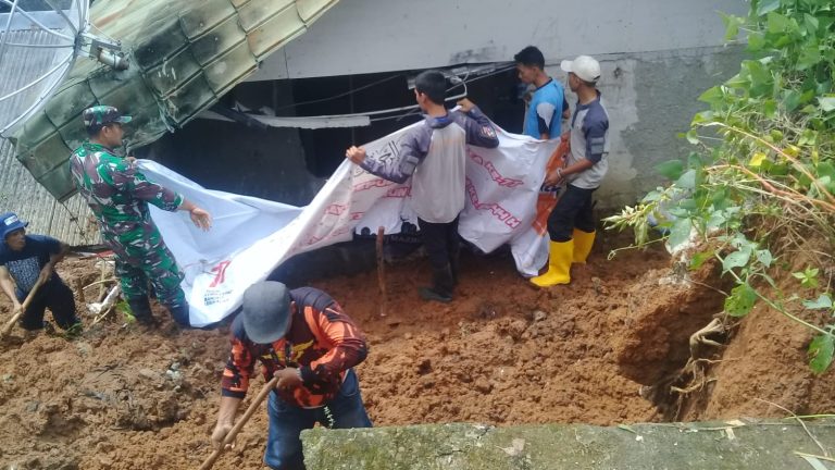 Hujan Deras Sebabkan TPT Longsor dan Timpa Rumah Warga