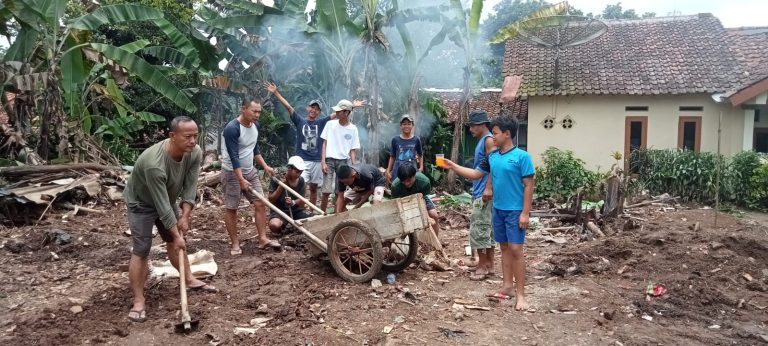 Fasilitasi Anak Usia Sekolah, Warga Pasirgintung Swadaya Bangun Lapangan Multifungsi 