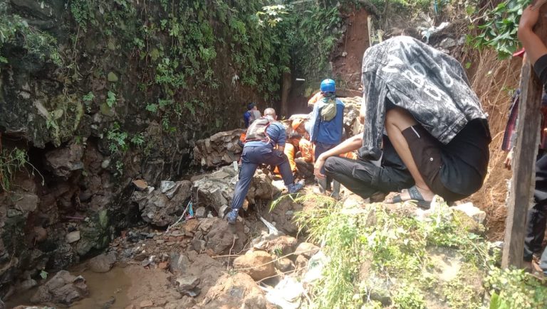 Terkuak, Ini Identitas Pemotor yang Hilang Tercebur Gorong-Gorong Dadali