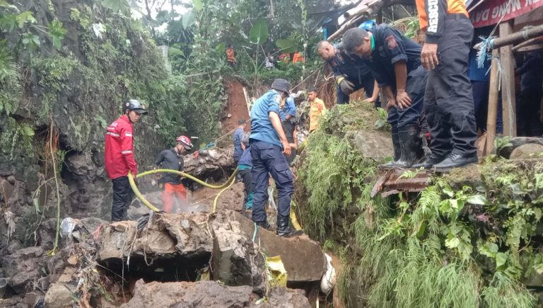 Keluarga Pemotor Berharap Ada Keajaiban