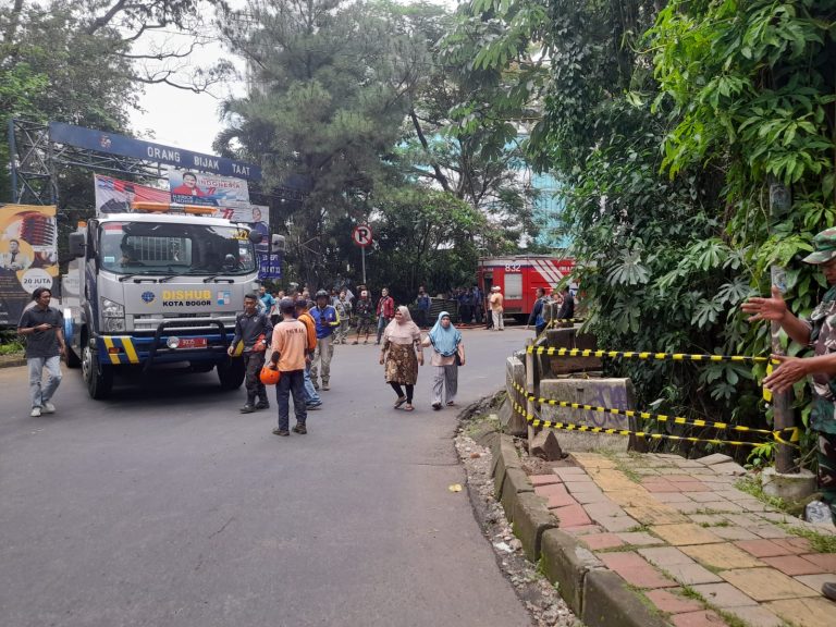 Pemkot Bogor Pasang Barrier Beton di TKP Pemotor Tercebur