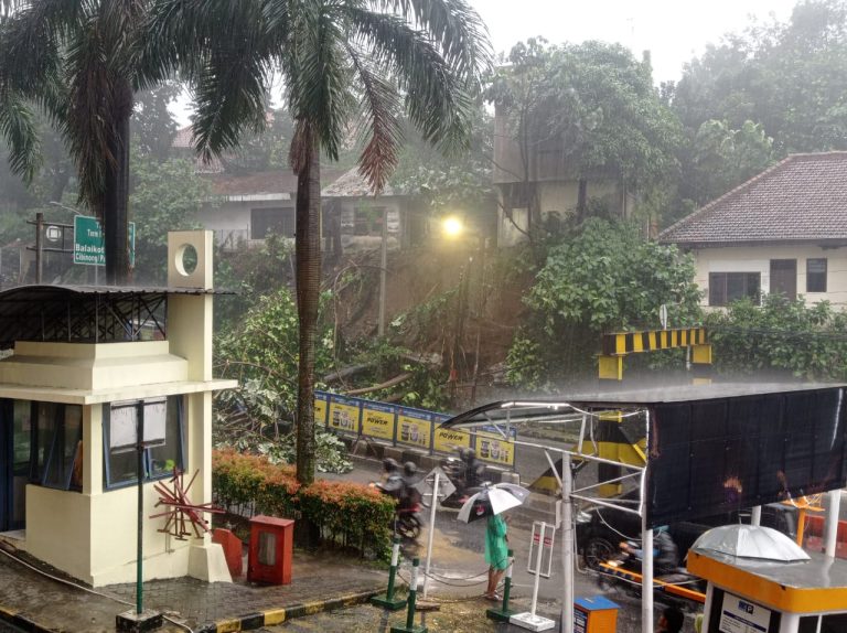 TPT Empang Ambruk, Tanjakan BTM Ditutup