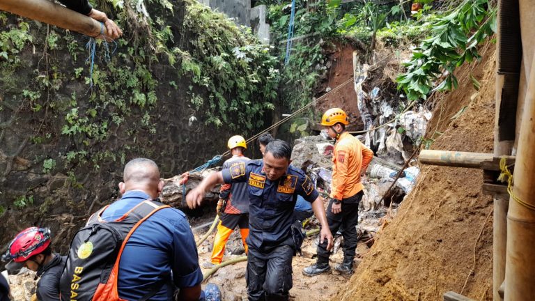BPBD: Operasi SAR Pemotor Terseret Arus Air Berpacu dengan Waktu