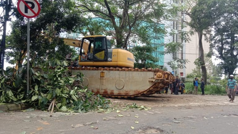 Cari Pemotor yang Hilang di Gorong-Gorong, SAR Kerahkan 2 Excavator