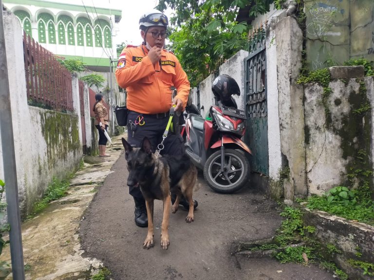 Kerahkan Anjing Pelacak, BPBD Temukan Titik Korban Longsor Gang Barjo