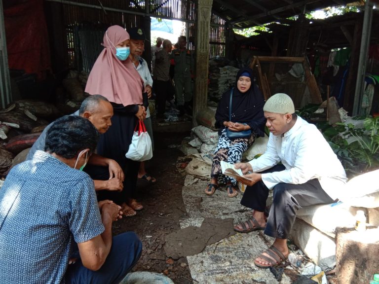 Keluarga Adzra Doa Bersama di Lokasi Kejadian