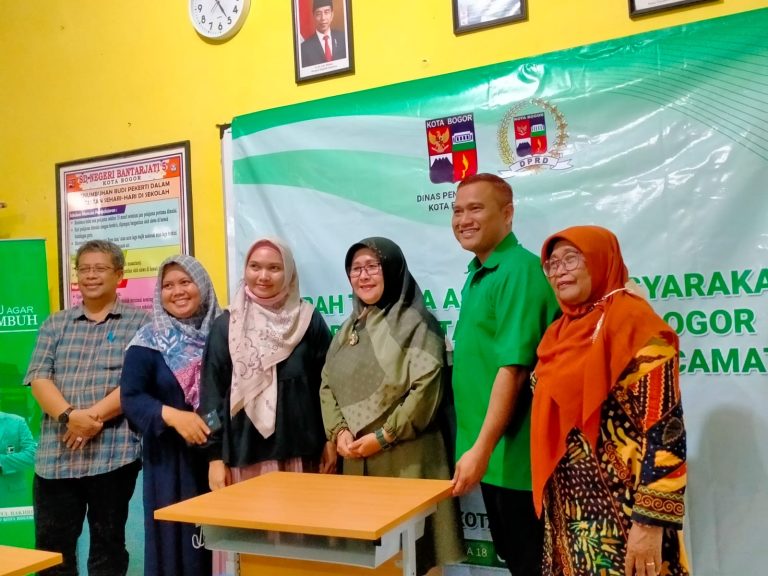 Gus M Salurkan Bantuan Meubelair SD se-Bogor Utara