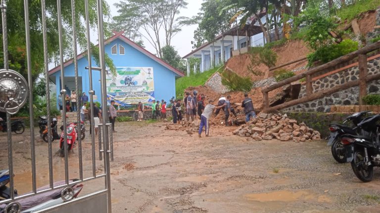 Akibat Curah Hujan Tinggi, TPT Halaman SMAN 1 Sukajaya Ambruk Timpa Motor Siswa