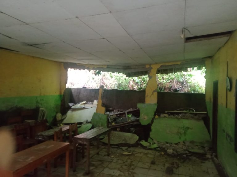 Gedung Sekolah MIS PUI Banar Ambruk