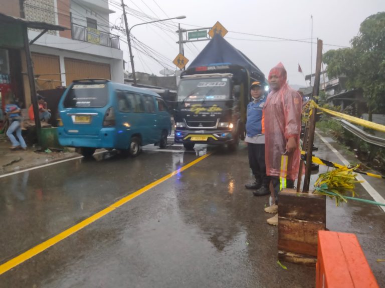 Bahu Jalan Raya Nasional di Leuwisadeng Amblas 