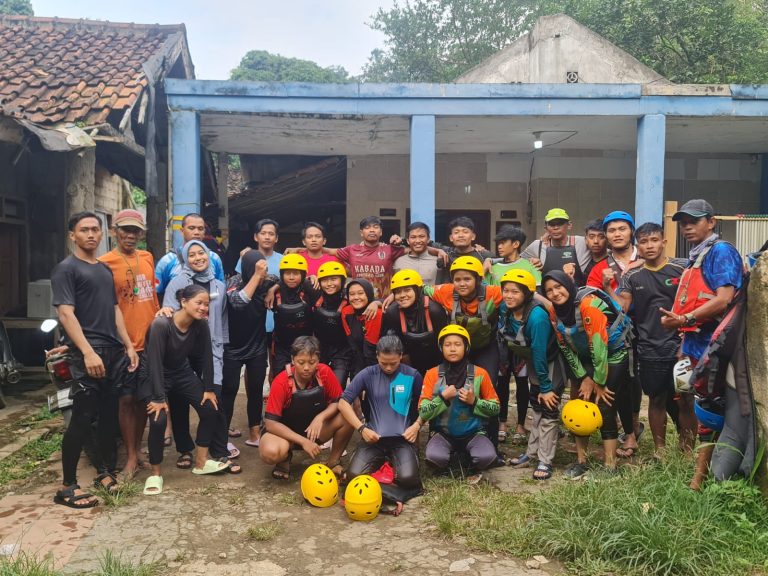 Dokter Farah Pratiwi Terus Monitor Latihan Tim Arung Jeram