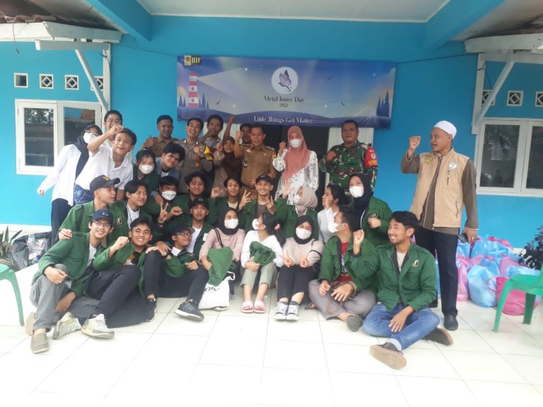 Pengabdian Masyarakat Mahasiswa Fakultas Teknik UI Ditutup Pembagian Sembako