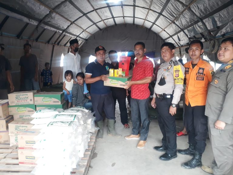 Ketua Komisi IV DPRD Kabupaten Bogor Serahkan Bantuan untuk Korban Abrasi