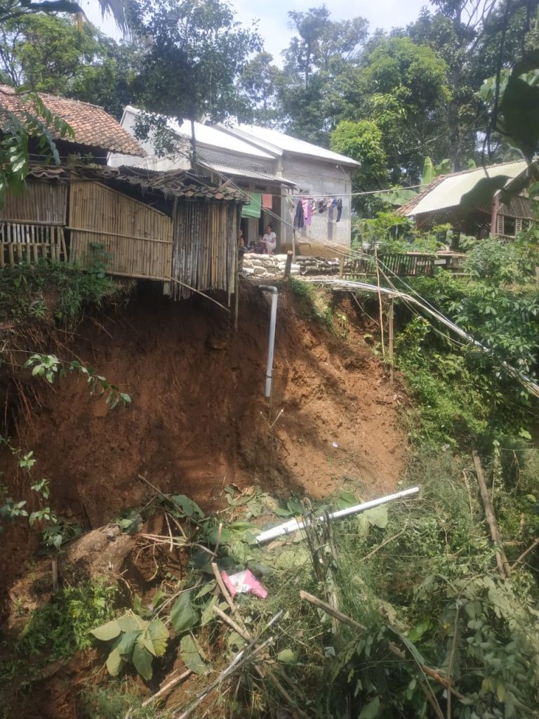 5 Rumah di Sadengkolot Terancam Longsor