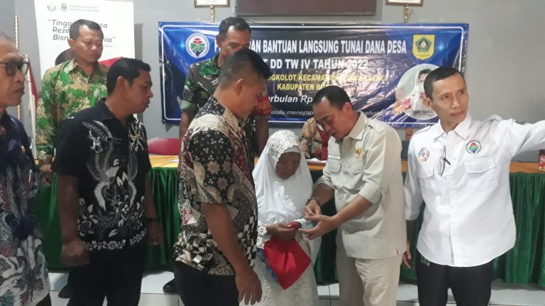 Ratusan KPM di Desa Sadengkolot Terima BLT DD Triwulan IV
