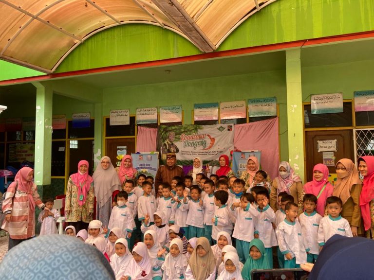 Perkenalkan Perpustakaan, Dinas Arsip dan Perpustakaan Ajak Kang Didin Mendongeng di Sekolah