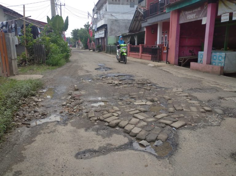 Jalan Cerangpulang-Cikarawang Sudah 5 Tahun Alami Kerusakan