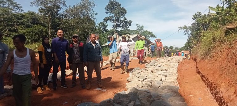 Jalan Setapak Dilebarkan Pemdes Wargajaya