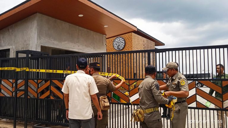 Satpol PP Didampingi Dinas Teknis Segel Lenirra Villa dan Resto Cijeruk