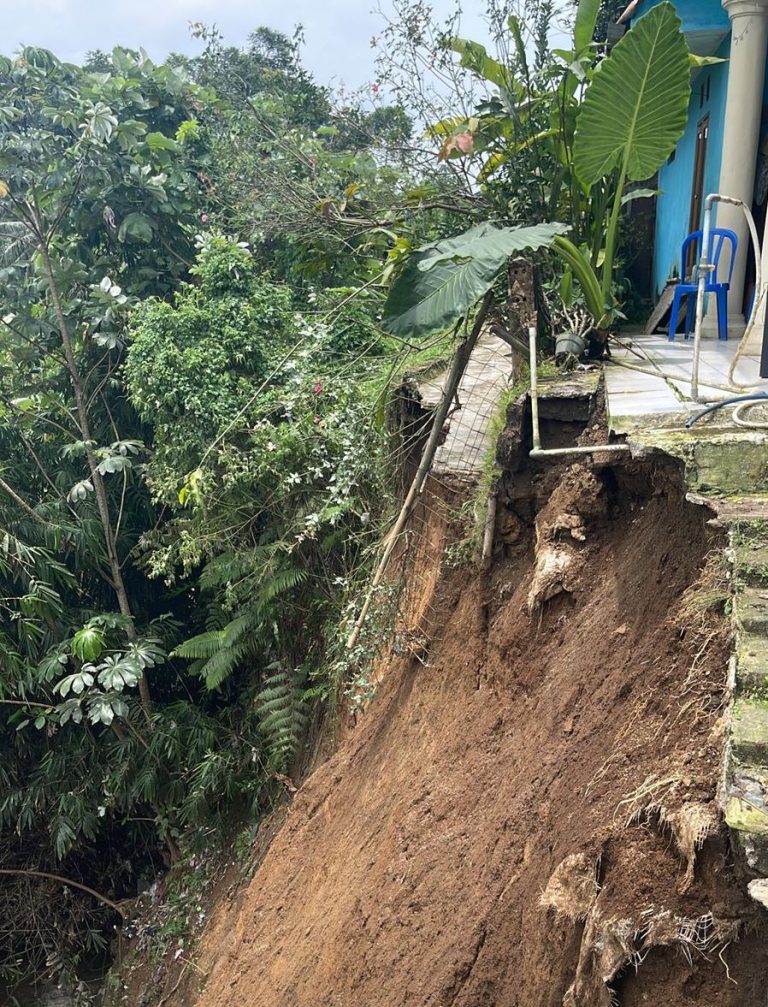 Akses Terputus, Rumah Warga di Kibaru Nyaris Tergerus Longsor