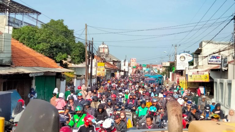 Jalan Amblas di Cibungbulang Bikin Macet