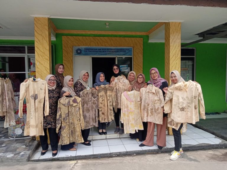 Ketua Persit Koramil 0621 Apresiasi Batik Ecoprint Gunung Putri