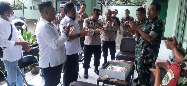 Momentum HUT TNI ke-77, Kapolsek Nanggung Berikan Surprise